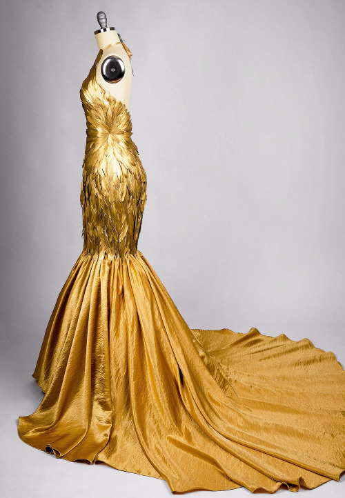 evermore-fashion:Xiaolin Design ‘Gold Gilded Feather’ Haute Couture Gown [x]