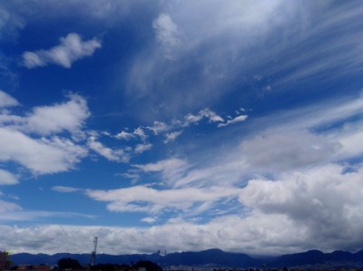 Cielo azul con algunas nubes que parecen pinceladas