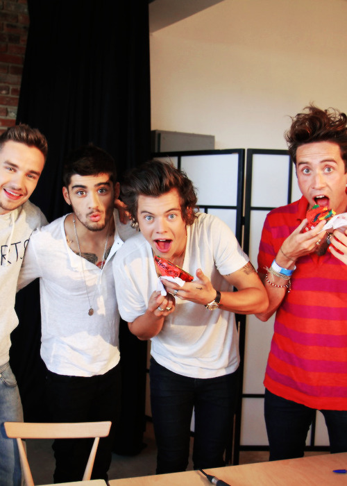 styzles-deactivated20151205:  R1Breakfast: we took #SpongeDirection to @onedirection