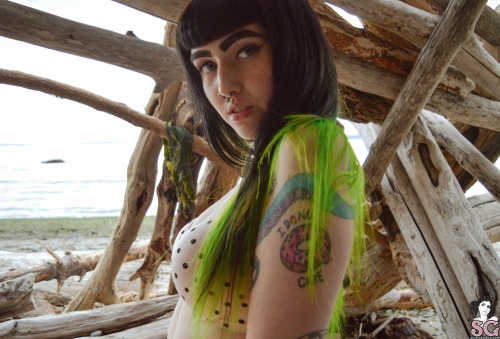 altmodelgirlcrush:  Cygnet Suicide @suicidegirls 