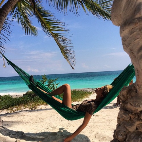 lovevsmodelsofficial:Hailey Clauson relaxes at the beach