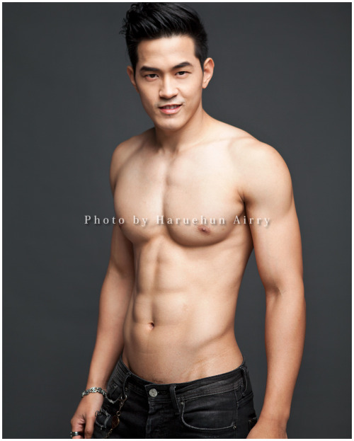 mantop10691:  泰國名攝影師Haruehun Airry男寵系列..最近也出寫真書的肌肉帥哥..Aun Warit 