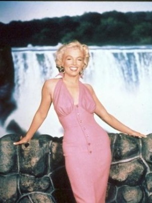 Porn princess-lointaine:marilyn monroe and pink photos