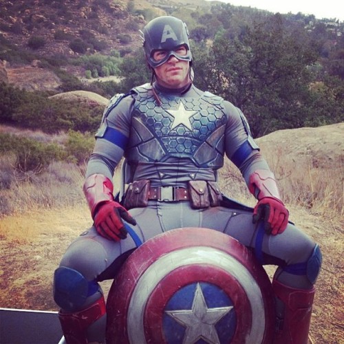 monkeyofsteel:  ‘Mericuh. #batinthesun #masterchiefvscaptainamerica #captainamerica #behindthescenes