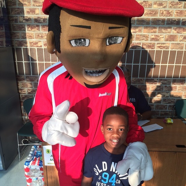 #BallUp Mascot Jay Bling takes a pic with Junior #ballup (at Chicago State University)