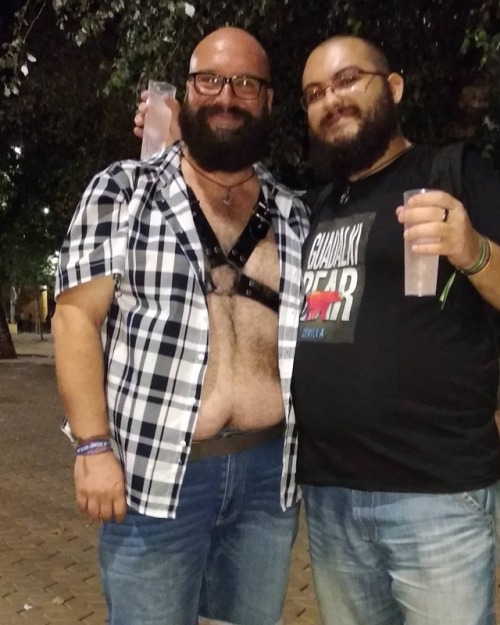 Noche de fiesta total en GuadalkiBear 2018 de Sevilla! 
#gay #gayosos #gayoso #me #rickyosete #beard #osogay #gaycouplebear #gaycoupleleather #gaybearleather #instacub #beardedgay #bearsofinstagram #picsbybears #bearharness #beardgay #beargay #bearspain #bear4bear #bear4cub #bear4chubby #hairybear #hairygayfat #gayalbacete #bearscubsnbeards #wbear #Bearsinexcess #chubsAtTheTubs (en La Alameda, Seville)
https://www.instagram.com/p/Bo5WmCzgfywFKwoB4jN4WwYiVfl6cNrx3tZwBY0/?utm_source=ig_tumblr_share&igshid=1u532qwmg901 #gay#gayosos#gayoso#me#rickyosete#beard#osogay#gaycouplebear#gaycoupleleather#gaybearleather#instacub#beardedgay#bearsofinstagram#picsbybears#bearharness#beardgay#beargay#bearspain#bear4bear#bear4cub#bear4chubby#hairybear#hairygayfat#gayalbacete#bearscubsnbeards#wbear#bearsinexcess#chubsatthetubs