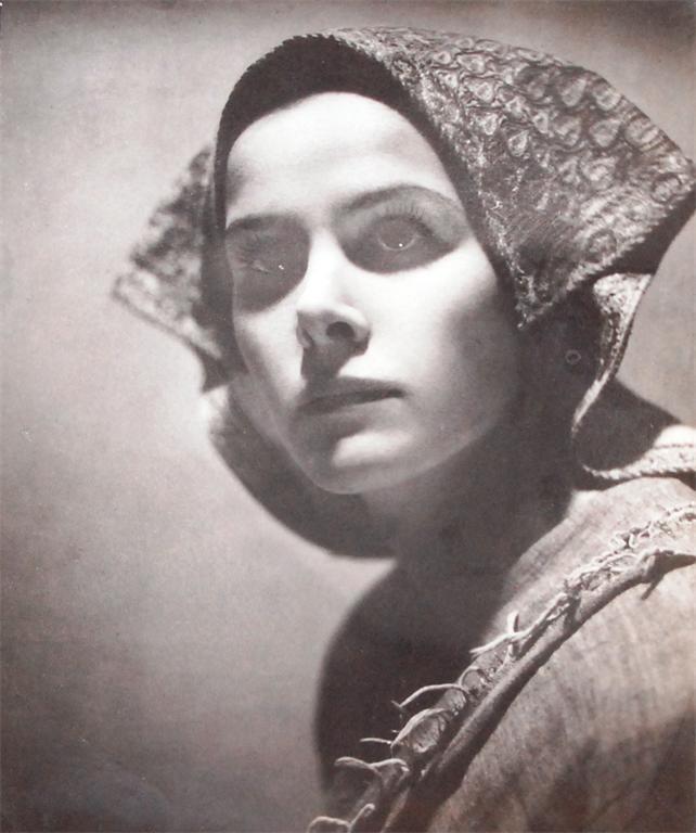 inneroptics:  Angus McBean - The girl next door, 1922 