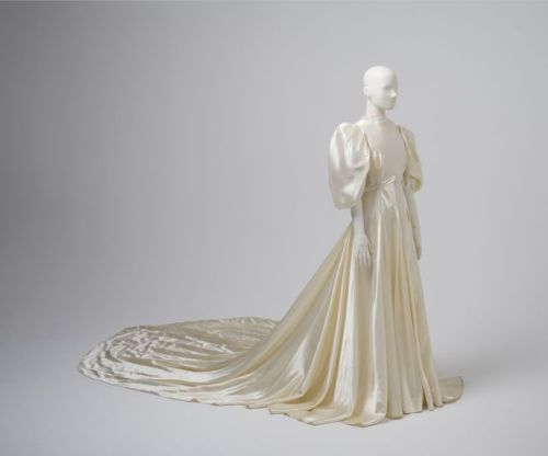 fashionsfromhistory: Wedding DressDavid Jones Ltd1939Museum of Applied Arts &amp; Sciences