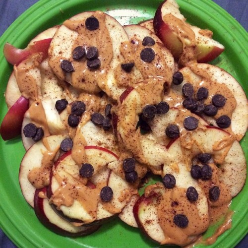 dopamine-and-dumbbells:  Apple nachos! You can use just about anything, but I have melted peanut butter, dark chocolate chips and cinnamon on mine 😍  IG: savsalinas8