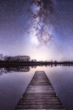 storyofthislife:  Stars   I would love to lay out on this dock and look at the stars with a few good friends. What a view&hellip; wow..:O 