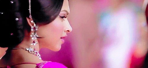 it's alright, señorita — dildaar: Om Shanti Om (2007)
