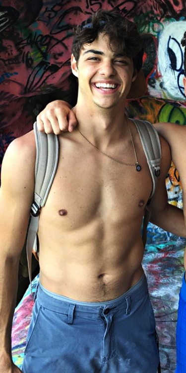 cccccc1997:malecelebsnudity:Noah CentineoNice body