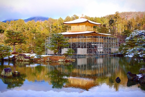 chitaka45:雪の朝　籠の中の世界遺産　❄️金閣寺❄️Kinkakuji temple with snow 