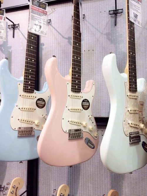maidosama:And just because of the color I wanted to buy a guitar