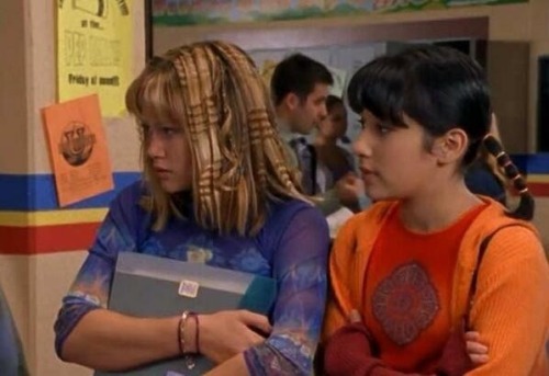 connorsclevercorner:lizziemcguireblog:Lizzie had the most iconic hairstylesThese all seemed so norma