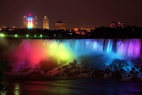 no-more-myself-only-you: sapphiredoves:LOOK AT NIAGARA FALLS OMG Look at the building on the left