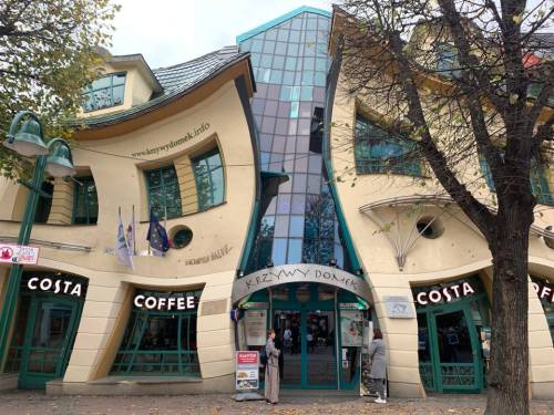 sixpenceee:  Krzywy Domek (“Crooked House”)