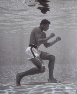 silfarione:  Muhammad Ali training underwater, photo by Flip Schulke, 1960.