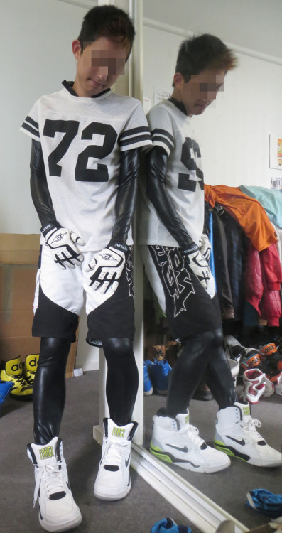 My bodysuit-under-sportsgear look. Inspired by a number of sportscon doujinshi ;)