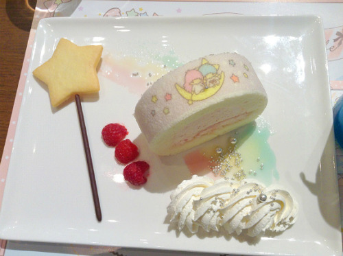 ichigoocakeu:Kiki & Lala cafe  キキララのロールケーキ