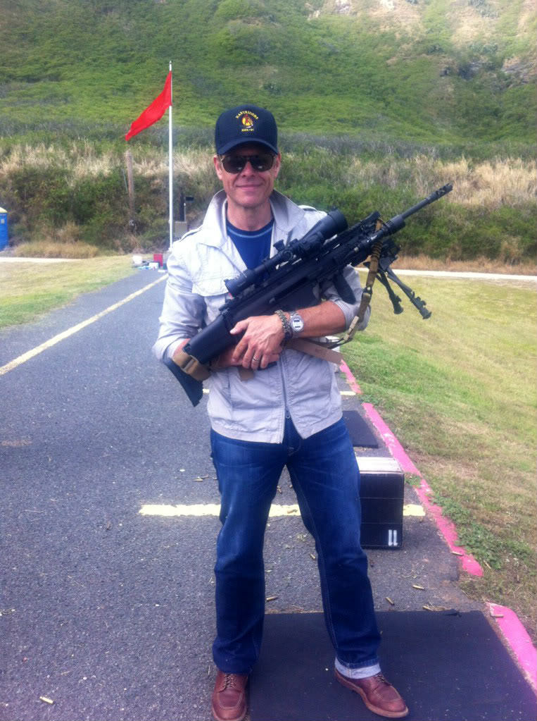 cerebralzero:  elpatron56:  Alton Brown and his SCAR 17S  Hands down one of the most