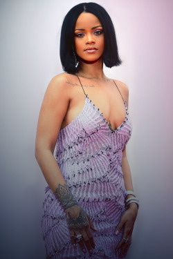 smokingsomethingwithrihanna:  Brit Awards (Feb. 24) 