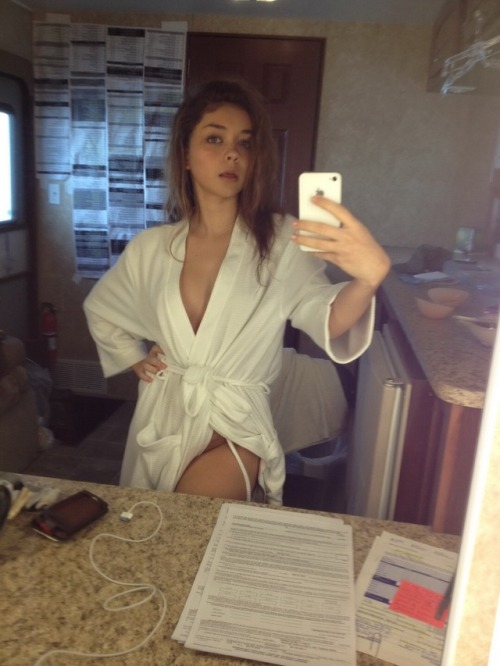espinosa1989:  Sarah Hyland leaked pictures.