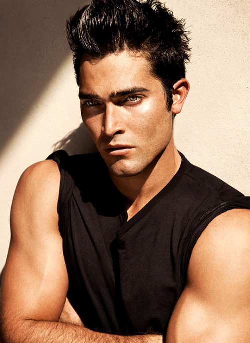 dianaofthemyscira:Tyler Hoechlin photographed by Tony Duran (2011)WHO GAVE HIM THE RIGHT-!!!!!