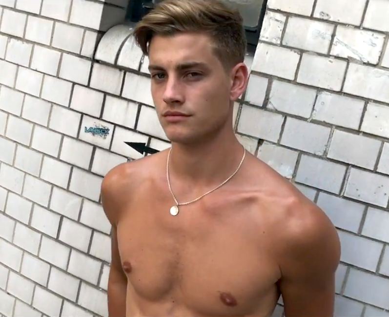 portaavions:  Rob Knighton for Select Men (Click here to watch the video)