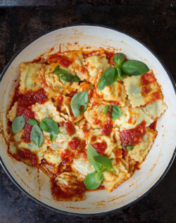 omg-yumtastic:  (Via: hoardingrecipes.tumblr.com)   Ricotta and Spinach Tortelli with a Simple Tomato Sauce - Get this recipe and more http://bit.do/dGsN  Drool