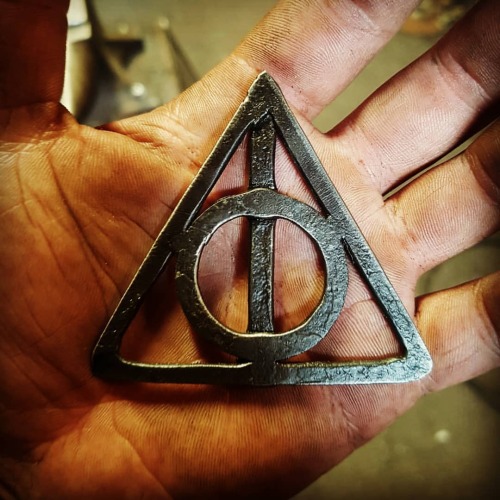 Embrace the nerdiness! Commissioned Deathly Hallows pendant. #frostferrumforge #takomoroutarauta #bl