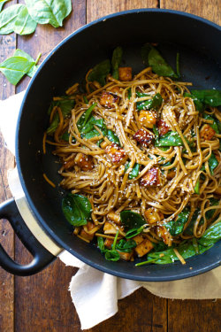 vegan-yums:  Black pepper stir fried noodles / Recipe