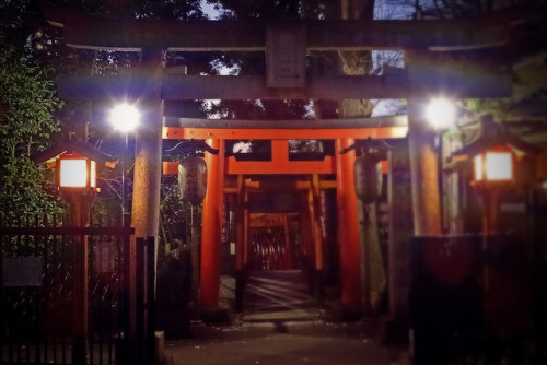 asianmemories: Ueno Park’s Gojō Tenjin Shrine at Night by Rekishi no Tabi on Flickr.