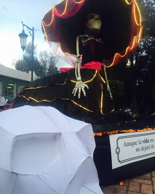 ratonde-biblioteca:  “Aunque la vida me cueste llorona, no dejaré de quererte”. #UAQ #diadelosmuertos #catrina