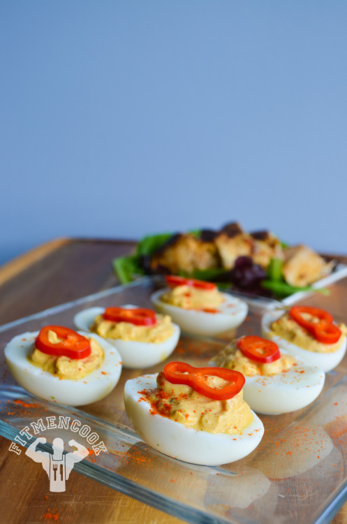 Spicy madras & curry deviled eggs with chicken breast and mixed green salad. Boom. (traduccion a