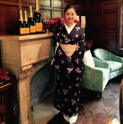 Geiko Satsuki of Tsurui okiya (Gion Kobu) dressed in a komon kimono and nagoya obi for lunch.Komon a