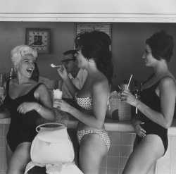 retrogirly:  Bathing beauties in Las Vegas, 1960 