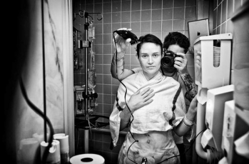 malaclasecl:  Fotógrafo retrató como avanzó el cáncer de su novia, hasta la muerte 