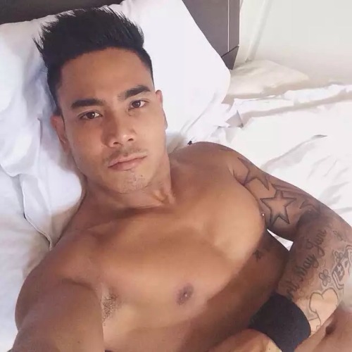 renz808:  rebelziid:  Tattooed Hunk [ Gorgeous Asian guy with a great bod! ]  Hottie 
