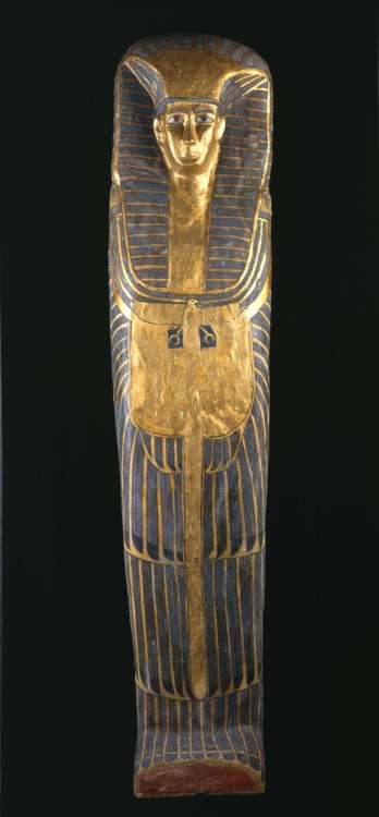 Female coffinAn exceptionally tall coffin with decoration in the rishi-style. The lid has feathered 