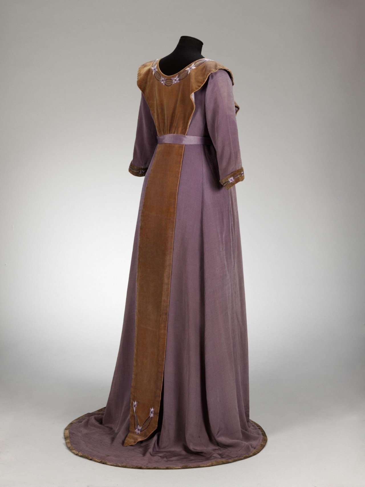 Sartorial Adventure — Haute Couture in Ancient Greece: The Spectacular...