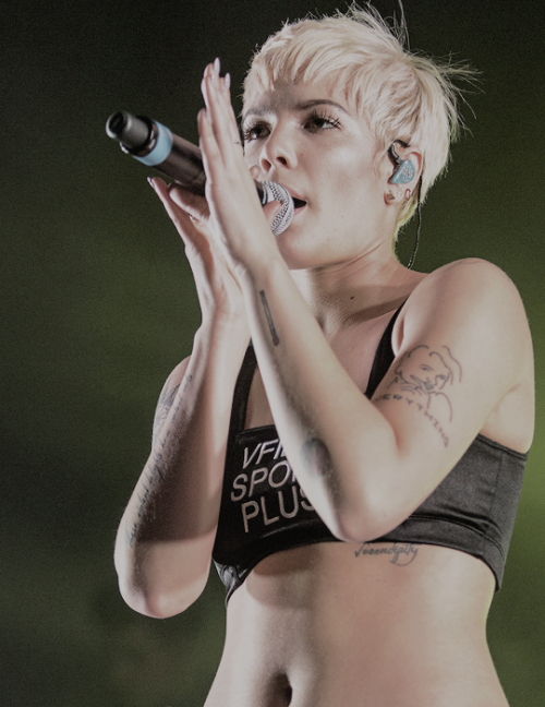 halseyroom: [HQ] Halsey performing at the Fonda Theatre in LA 