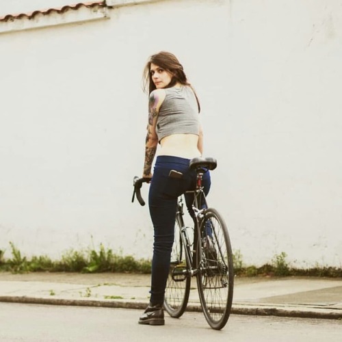 javi-ballestero:@elenitaneko #citygirl #girlsgonebike #girlbike #bikerchicksofinstagram www.