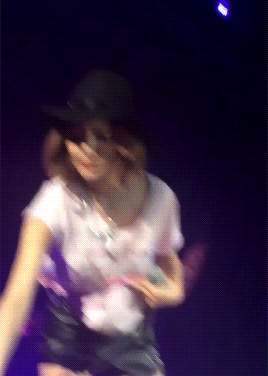 sooyyoung:  actual 5 year old giving out candy 