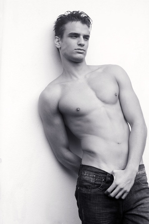 sabas125:  Renan Grassi by Henrique Padilha http://sabas125.tumblr.com/ 