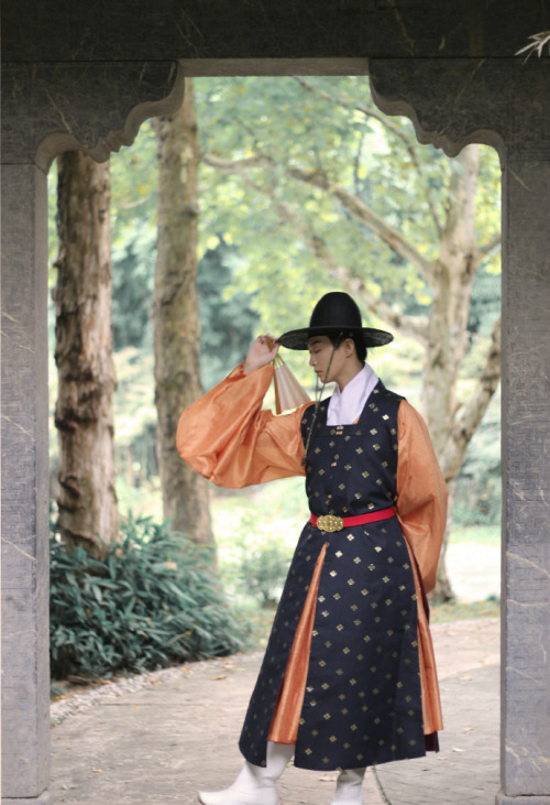 chinese hanfu for men in historically accurate style of ming dynasty by 云归处传统服饰 