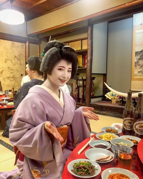 Geiko Umehina during a banquet(SOURCE)