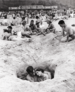  July 4th 1950, Santa Monica, California, photo by Ralph Crane (via) 