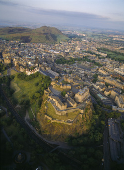 breathtakingdestinations:  Edinburgh Castle - Edinburgh -Scotland (von bookdepository)  holy crap. seriously. wow