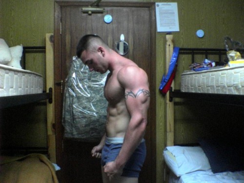 fitbufflads:  thorspage:  WOOF WOOF !!!!!!!!!!!!!!!!!! Thor’s Page  OMFG  Hot